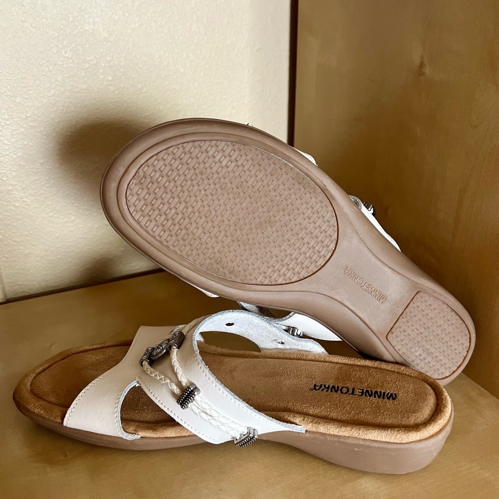 Minnetonka Women's Silverslide White Slide Sandals with Silver Metallic Accents - Picture 7 of 8